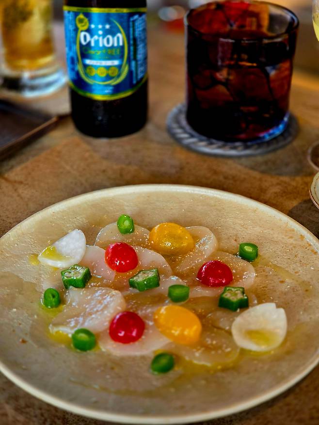 리조트 시푸드 레스토랑 ‘마스(소금)’의 카르파초. 얇게 저민 가리비에 오크라·방울토마토를 올렸다. /조유미 기자