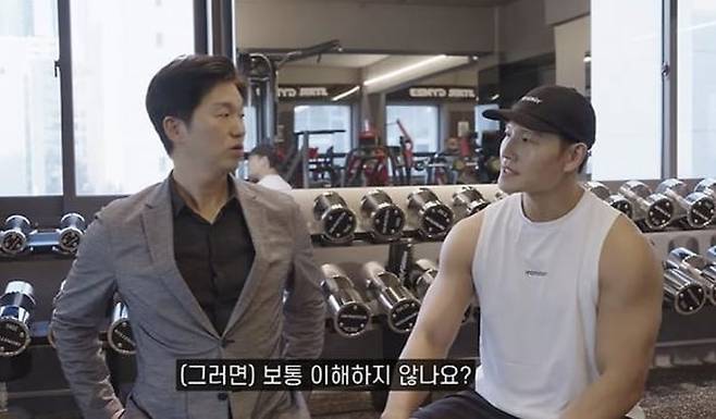 가수 김종국(오른쪽)./ 유튜브