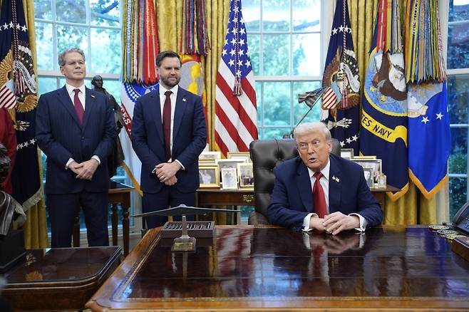 도널드 트럼프(오른쪽) 미 대통령이 25일(현지 시각) 백악관에서 중국 동영상 플랫폼 틱톡의 미국 사업권을 미국 투자자들이 인수하도록 하는 행정명령에 서명한 후 발언하고 있다. 그는 “우리가 그동안 다른 나라로부터 제대로 대우받지 못했으나 이제는 상황이 달라졌다”며 “(관세 무역 합의 덕분에) 한국에서는 3500억달러를 받게 된다. 이것은 ‘선불(up front)’”이라고 말했다./UPI 연합뉴스