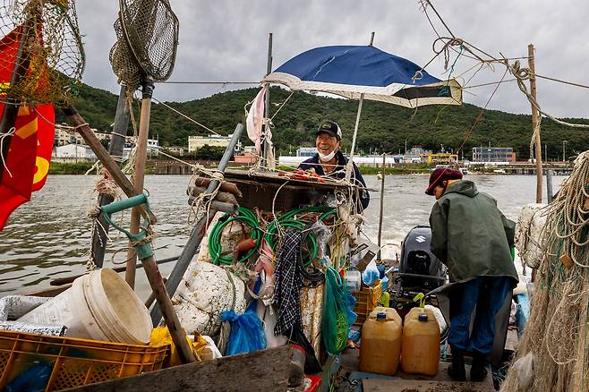 40년차 어부 장성환(64)씨(왼쪽)가 '사랑호'를 몰고 있다. 장씨는 전날 야간 조업을 마치고 배 위에 마련된 좁은 공간에서 잠을 잤다. /이건송 영상미디어 기자