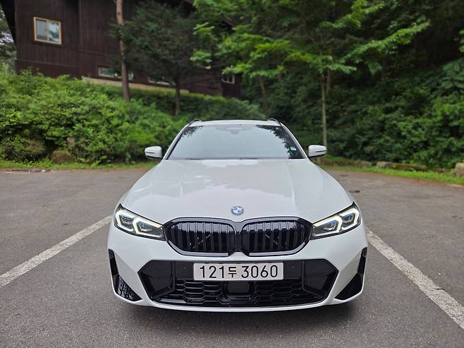 BMW 320i 투어링 M 스포츠. /권유정 기자