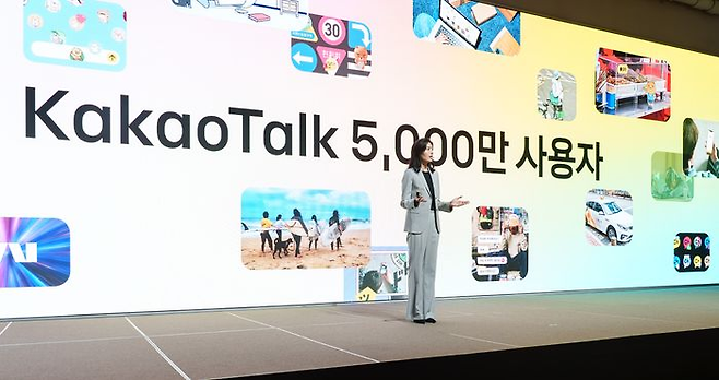 23일 오후부터 순차적으로 적용되는 카카오톡 개편으로 카카오톡 친구탭의 프로필이 피드형으로 변경된다. ⓒ카카오