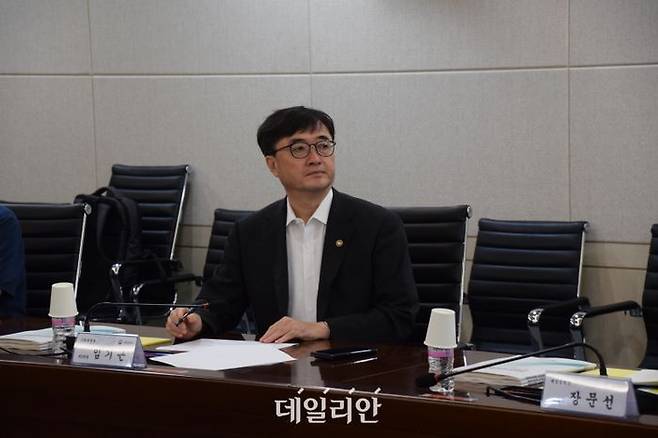 임기근 기획재정부 제2차관이 27일 재정정보원에서 위기상황대응본부 회의를 긴급 소집한 후 시스템 피해상황을 점검하고 있다.ⓒ기획재정부