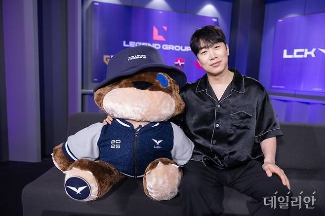 성승헌 캐스터가 14일 서울 종로구 롤파크에서 데일리안과 인터뷰를 마친 후 사진 촬영을 하고 있다. ⓒ데일리안 황지현 기자