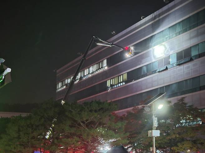 26일 오후 8시20분께 대전 유성구 국가정보자원관리원에서 불이 나 소방당국이 진화 작업을 하고 있다.   불은 5층 전산실 리튬이온 배터리에서 발생한 것으로 추정된다. 정부 전산자원을 통합 관리하는 국가정보자원관리원(국정자원) 화재로 정부 온라인 서비스 70개가 마비됐다. 대전=뉴스1