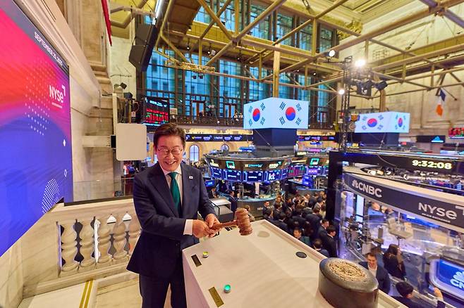 이재명 대통령이 25일(현지 시간) 미국 뉴욕 증권거래소를 방문해 개장 벨 앞에서 기념촬영을 하고 있다. 2025.09.26 사진공동취재