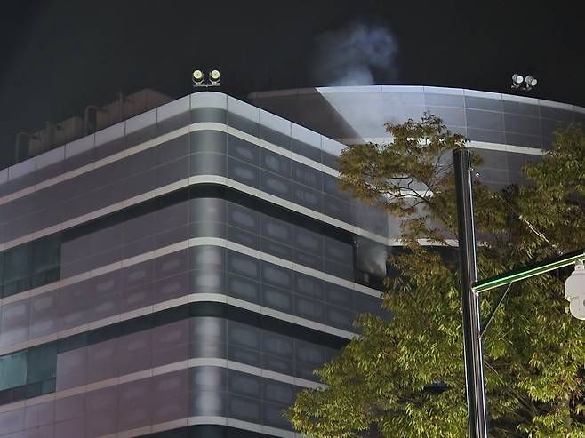 26일 오후 8시20분께 대전 유성구 국가정보자원관리원에서 불이 나 소방당국이 진화 작업을 하고 있다. 불은 5층 전산실 리튬이온 배터리에서 발생한 것으로 추정된다. 정부 전산자원을 통합 관리하는 국가정보자원관리원(국정자원) 화재로 정부 온라인 서비스 70개가 마비됐다. 뉴스1