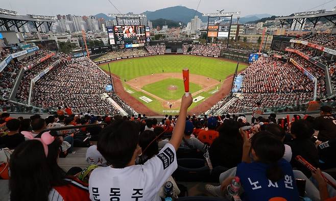 27일 대전 한화생명 볼파크에서 열린 2025 KBO리그 엘지(LG) 트윈스와 한화 이글스의 경기에서 야구팬들이 응원전을 펼치고 있다. 이날 한화생명 볼파크는 시즌 60번째로 매진이 됐다. 연합뉴스