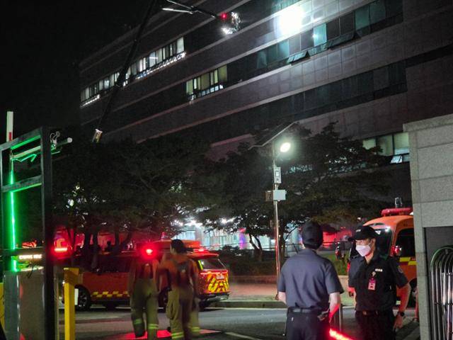 26일 대전 유성구 국가정보자원관리원에서 불이 나 소방당국이 진화 작업을 하고 있다. 불은 5층 전산실 리튬이온 배터리에서 발생한 것으로 추정된다. 정부 전산자원을 통합 관리하는 국가정보자원관리원(국정자원) 화재로 정부 온라인 서비스 70개가 마비됐다. 뉴스1