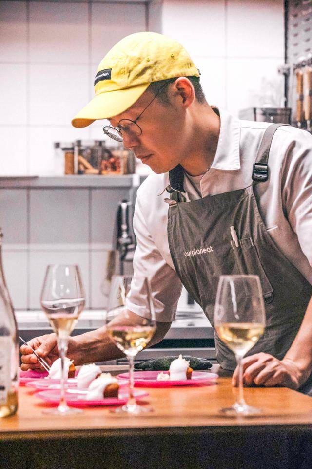 지속가능 음식연구소 '아워플래닛'에서 지역 특산물로 퓨전 창작 요리를 만드는 김태윤씨. 윤민호 제공