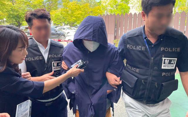 태국 파타야에서 공범 2명과 함께 한국인 관광객을 납치해 살해한 혐의를 받는 피의자가 지난해 9월 26일 경남 창원지법에서 열린 구속 전 피의자 심문(영장실질심사)에 출석하고 있다. 창원=뉴스1