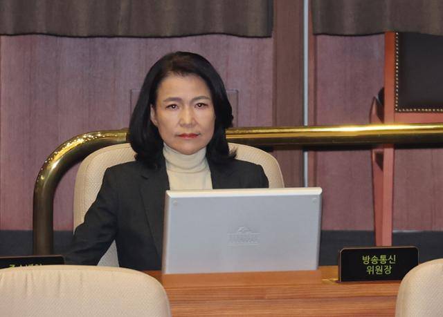 이진숙 방송통신위원장이 26일 국회 본회의에서 방송미디어통신위원회의 설치 및 운영에 관한 법률안에 대한 무제한 토론을 지켜보고 있다. 연합뉴스