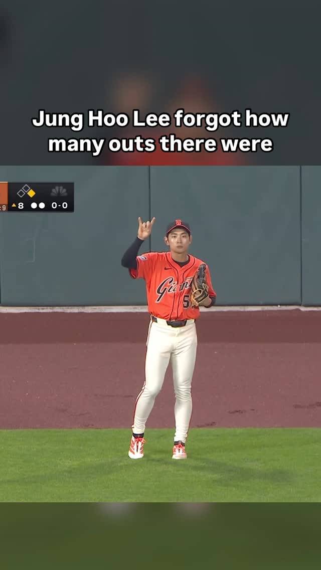 샌프란시스코 외야수 이정후가 8회 1사 상황에서 외야 플라이를 잡은 뒤 공을 관중석으로 보내는 실수를 범했다. 실수 직후 당혹스러워 하는 이정후의 모습. 사진=talkinbaseball SNS