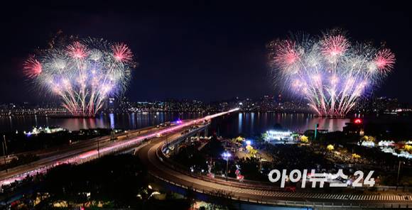 27일 저녁 서울 여의도 한강공원 일대에서 열린 '한화와 함께하는 서울세계불꽃축제 2025'에서 이탈리아팀의 불꽃 연출이 밤 하늘을 수 놓고 있다. [사진=정소희 기자]