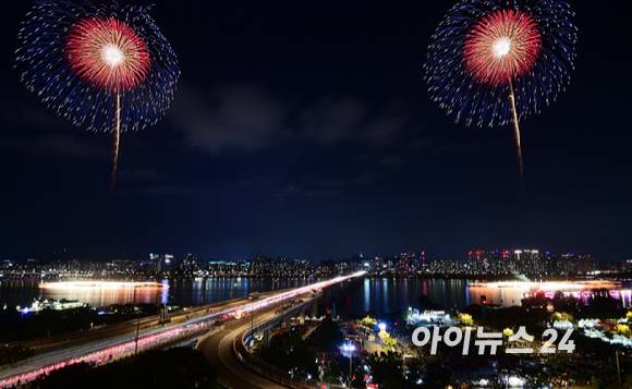 27일 저녁 서울 여의도 한강공원 일대에서 열린 '한화와 함께하는 서울세계불꽃축제 2025'에서 한국팀의 불꽃 연출이 밤 하늘을 수 놓고 있다. [사진=정소희 기자]
