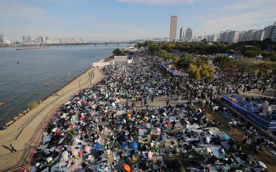 지난해 10월 서울세계불꽃축제가 열린 서울 여의도 한강공원이 시민으로 붐비는 모습. 뉴스1