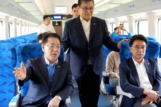 김영록 전남지사(앞줄 왼쪽)와 김태균 전남도의회 의장(앞줄 오른쪽)이 지난 7월 10일 ‘목포~보성선’ 사전 시승열차에 탑승해 열차 운행 안정성과 편의성 등을 점검하고 있다. 사진 전남도