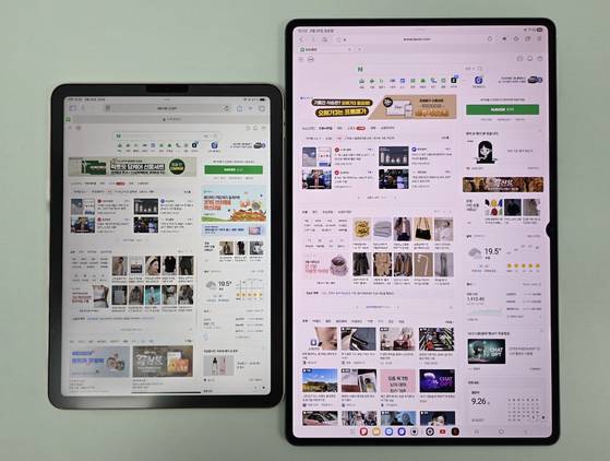 애플 아이패드 에어 4세대(화면 크기 11인치)와 갤럭시탭 S11 울트라(14.6인치)의 비교 모습. 아이패드의 화면비율은 4:3이며, 갤럭시탭은 16:10이다. 이가람 기자