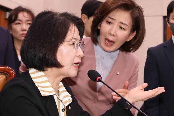 22일 서울 여의도 국회 법제사법위원회에서 열린 '건진법사 관봉권 띠지' 분실 관련 검찰개혁 입법청문회에서 국민의힘 나경원 의원이 더불어민주당 소속 추미애 위원장의 질서유지권 발동에 항의하고 있다.    추 위원장은 ″정치공작, 가짜뉴스 공장, 민주당!″이라고 적힌 피켓에 대한 철거요청을 거부하며 의사진행을 방해했다며 나 의원 퇴장 조치 등 질서유지권을 발동했다. 연합뉴스