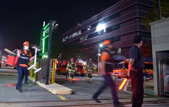 행정안전부 산하 정부 통합 데이터센터인 국가정보자원관리원에서 불이 나자 소방관들이 화재진압을 위해 분주히 이동하고 있다.김성태 객원기자