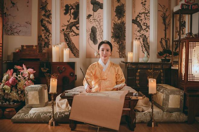 ‘한국화의 아이돌’ 김현정 화가는 한복 입은 미인의 이중성을 해학으로 풀어낸 '내숭 시리즈'로 세계적인 작가 반열에 오른 인물이다. [사진 김현정 화가]