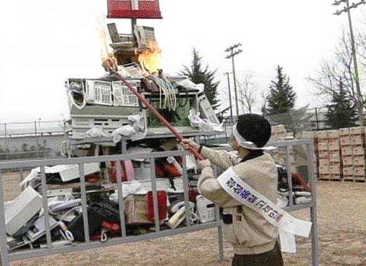 95년 3월 경북 구미사업장에서 2000여 임직원이 모인 가운데 불량제품을 부수고 불태워 품질 지상주의를 각인시켰다. [사진 삼성전자]