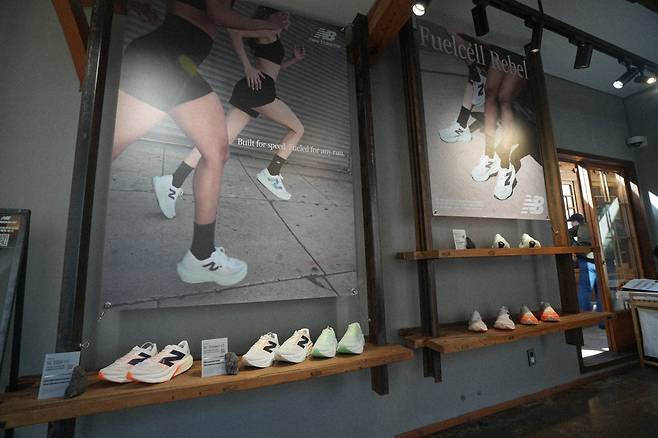 서울 화동에 있는 '뉴발란스 북촌 런 허브점' 매장 내부 / 사진=이랜드월드 제공