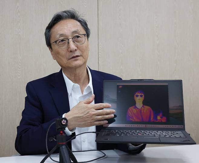 탈리스 창 옵시디언 대표가 8일 서울 중림동 한국경제신문사에서 본지와 인터뷰하며 열 화상카메라 시연을 하고 있다. 사진=이솔 기자