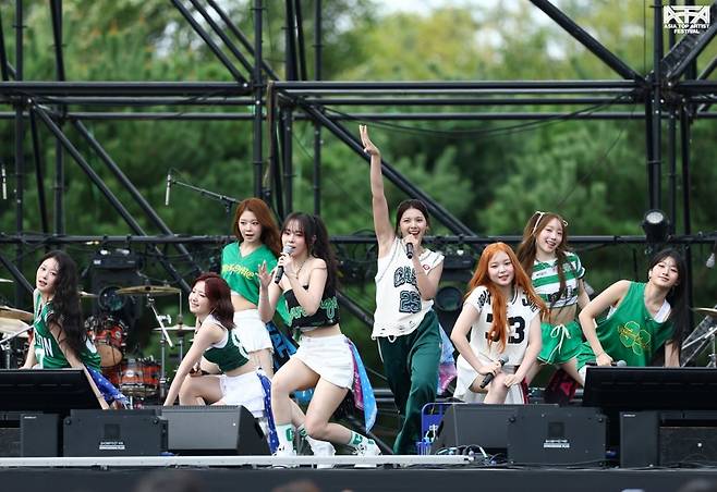 한경미디어그룹이 주최하고 한경닷컴, 한경텐아시아가 주관하는 'ATA 페스티벌 2025'이 27일 서울 상암동 한강난지공원 젊음의광장에서 열렸다. 'ATA 페스티벌 2025'에 출연한 그룹 세이마이네임이 공연을 펼치고 있다. / 사진=변성현 기자