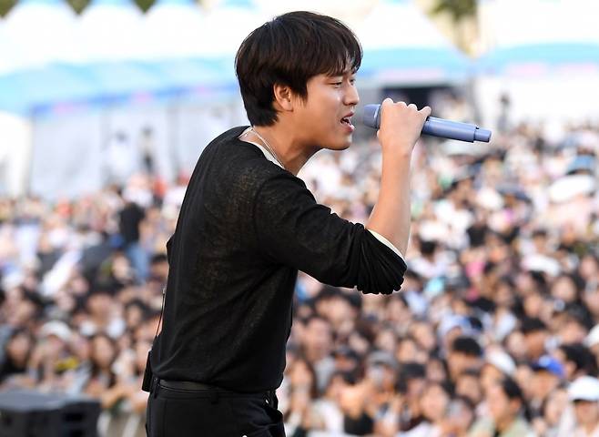 한경미디어그룹이 주최하고 한경닷컴, 한경텐아시아가 주관하는 'ATA 페스티벌 2025'이 27일 서울 상암동 한강난지공원 젊음의광장에서 열렸다. 'ATA 페스티벌 2025'에 출연한 가수 이무진 공연을 펼치고 있다. / 사진=변성현 기자