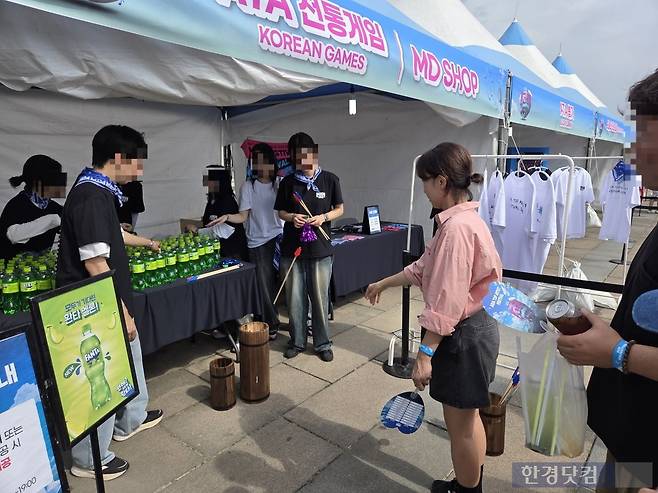 한경미디어그룹이 주최하고 한경닷컴, 한경텐아시아가 주관하는 'ATA 페스티벌 2025'이 27일 서울 상암동 한강난지공원 젊음의광장에서 열렸다. 이날 행사장에 마련된 체험형 부스에서 방문객이 게임을 즐기고 있다./사진=박수림 기자