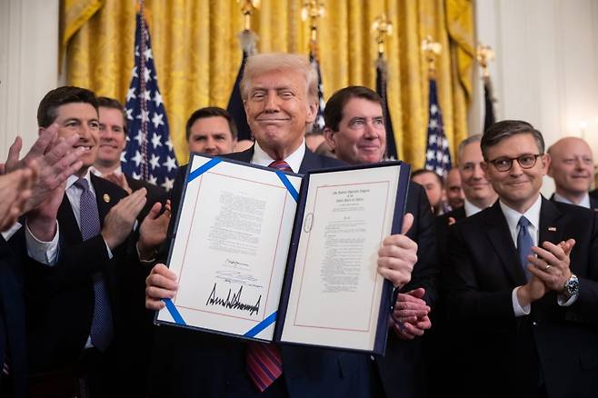 지난 7월 18일 워싱턴 백악관 이스트룸에서 도널드 트럼프 미국 대통령이 스테이블코인을 규제하는 법안(지니어스법에 서명하고 있다. 사진=연합뉴스