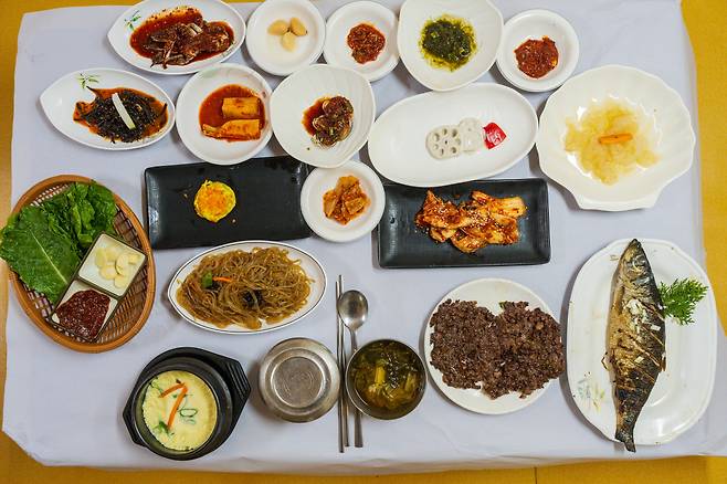 천일식당에서는 1인 손님도 상째로 방에 들여오는 푸짐한 떡갈비한정식을 맛볼 수 있다.
