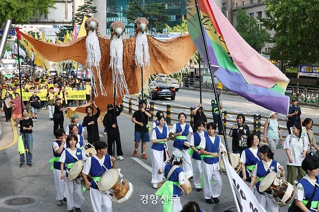 ‘9.27 기후정의행진’ 참가자들이 27일 온실가스 감축 등을 요구하며 서울 종로구 광화문 동십자각에서 종각역과 시청광장 등을 거쳐 돌아오는 행진을 하고 있다. 한수빈 기자