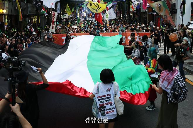 ‘9.27 기후정의행진’ 참가자들이 27일 서울 종로구 이스라엘 대사관 인근에서 이스라엘의 팔레스타인 집단 학살을 규탄하고 있다.