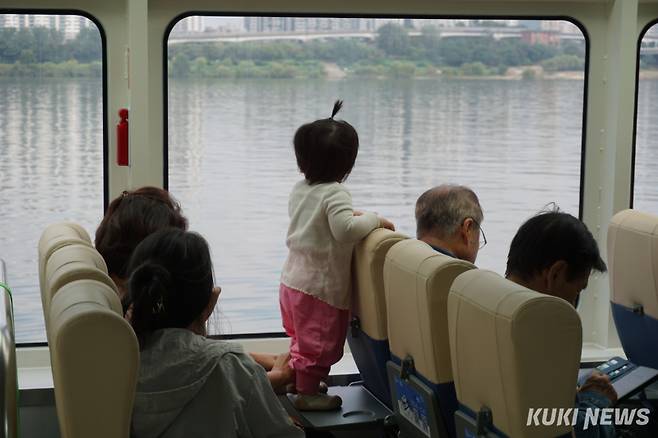25일 오전 11시 서울 송파구 잠실 선착장에서 출발한 목동행 한강버스에 탑승한 시민들이 창밖을 구경하고 있다.&nbsp; 노유지 기자