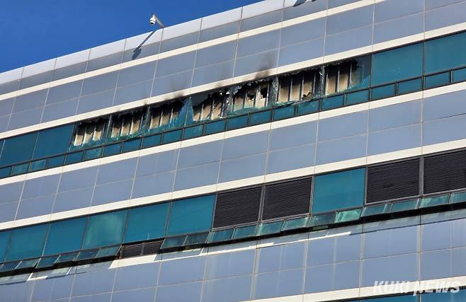 화재가 발생한 국가정보자원관리원 5층 전산실 외벽. 무창층 격벽구조로 화재진압에 어려움을 겪었다. 사진=명정삼 기자&nbsp;