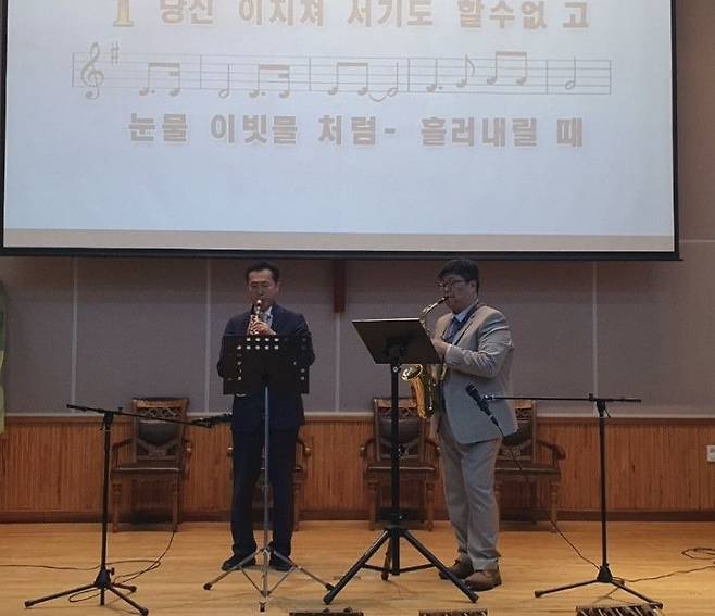 빛교회의 교정 선교팀이 서울의 한 구치소에서 색소폰 등을 연주를 하는 모습. 빛교회 제공