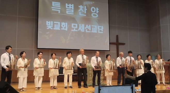 빛교회의 어르신 성도들로 구성된 모세선교단이 서울의 한 구치소에서 핸드벨 연주를 하는 모습. 빛교회 제공