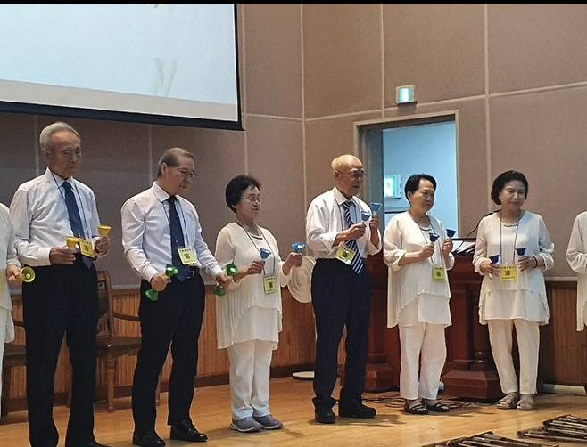 빛교회의 어르신 성도들로 구성된 모세선교단이 서울의 한 구치소에서 핸드벨 연주를 하는 모습. 빛교회 제공