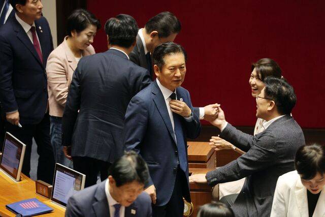 정청래 더불어민주당 대표가 26일 서울 여의도 국회 본회의장에서 정부조직법 개정안에 대한 필리버스터 종결 동의를 표결하는 투표를 한 뒤 투표소를 나서고 있다. 연합뉴스