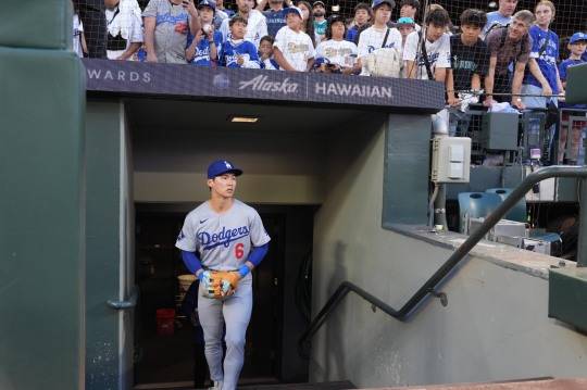 경기장에 들어서는 김혜성. 사진(시애틀 AP=연합뉴스)