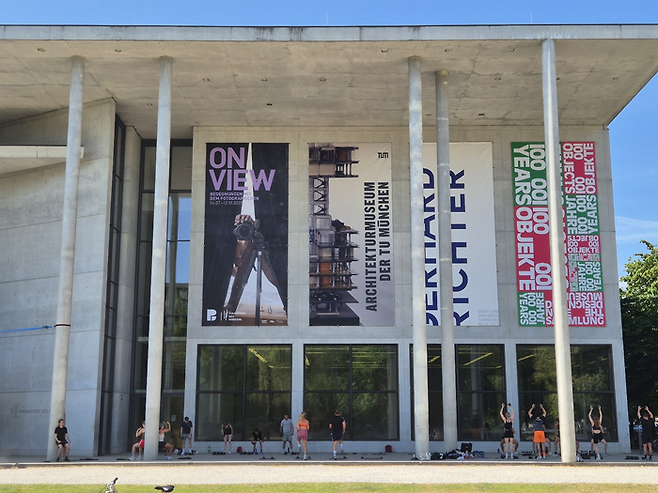 미술관 입구에서는 아침부터 크로스핏을 하는 젊은 친구들이 보였다. ©김슬기