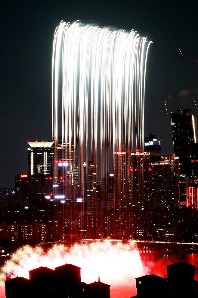 27일 오후 서울 여의도 한강공원 일대에서 열린 ‘2025 서울세계불꽃축제’에서 화려한 불꽃이 밤하늘을 수놓고 있다. 2025.9.27[뉴스1]