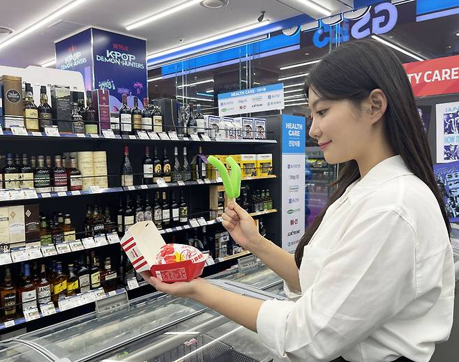 GS25에서 모델이 메롱바, 아이스벅을 바라보고 있는 모습. (GS리테일 제공)