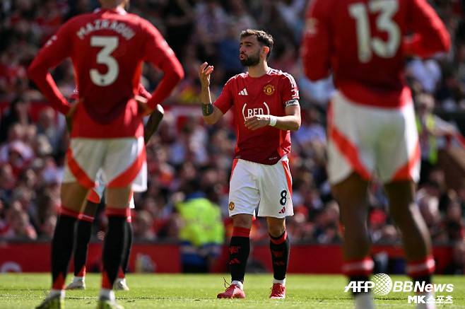 선수들에게 메시지를 전달하는 브루노 페르난데스. 사진=AFPBBNews=News1