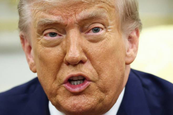 도널드 트럼프 미국 대통령이 25일(현지시간) 미국 워싱턴DC 백악관 집무실에서 레제프 타이이프 에르도안 튀르키예 대통령과 회담 중 발언하고 있다. 2025.09.25.  /로이터=뉴스1