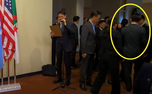 이재명 대통령(오른쪽)이 24일(현지시간) 미국 뉴욕 유엔본부에서 열린 안전보장이사회를 앞두고 가진 브리핑에서 통역 담당(왼쪽)이 통역을 하고 있는 도중 자리를 뜨고 있다. 유엔 유튜브 갈무리