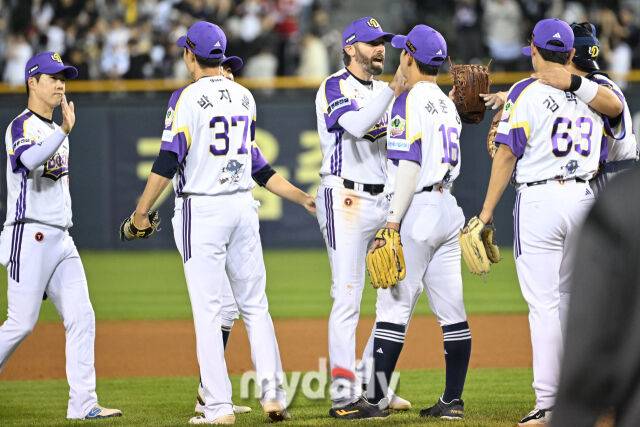 7일 서울 잠실야구장에서 열린 '2025 신한 SOL BANK KBO리그' LG 트윈스와 두산 베어스 경기.두산이 5-2로 LG에 승리해 위닝시리즈를 가져갔다. 기뻐하는 두산 선수들./마이데일리