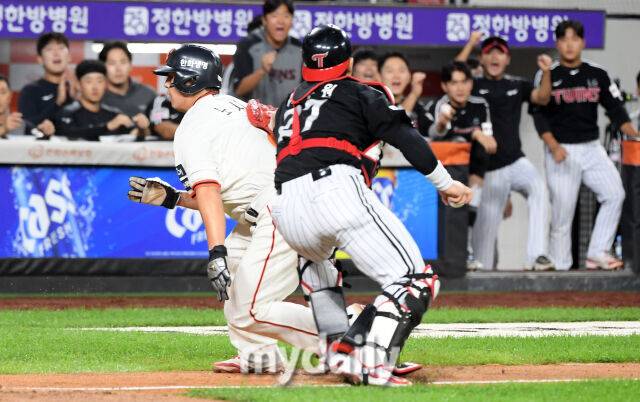 한화 노시환이 빈 글러브 태그를 유도하며 홈으로 뛰고 있다 / 대전 = 유진형 기자 zolong@mydaily.co.kr